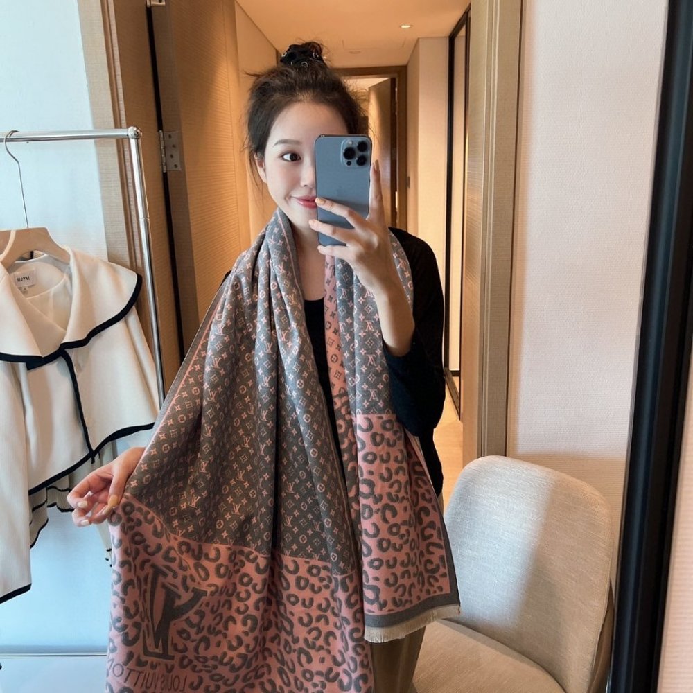 💎✨AUTHENTIC✨💎Louis Vuitton scarf